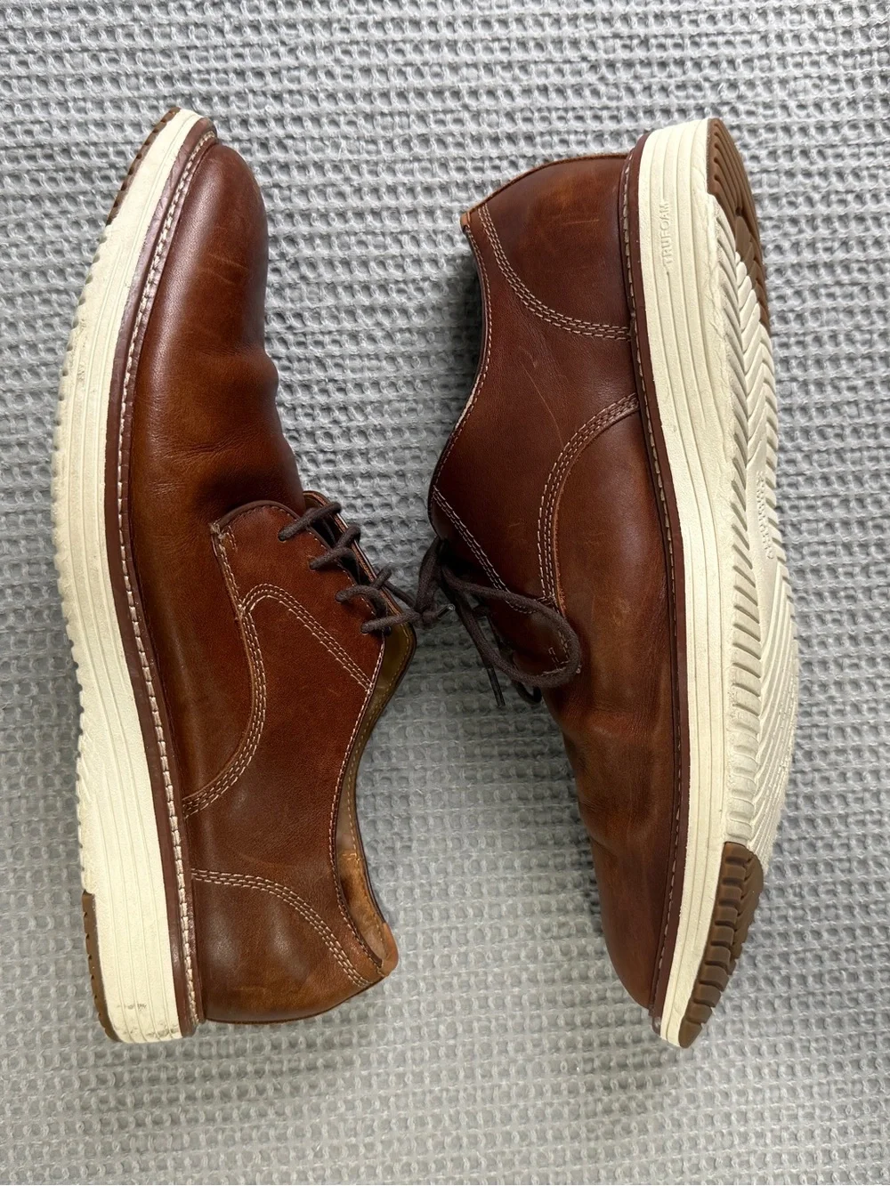 Men's Tan Leather Derby Shoe with Contrasting Sole